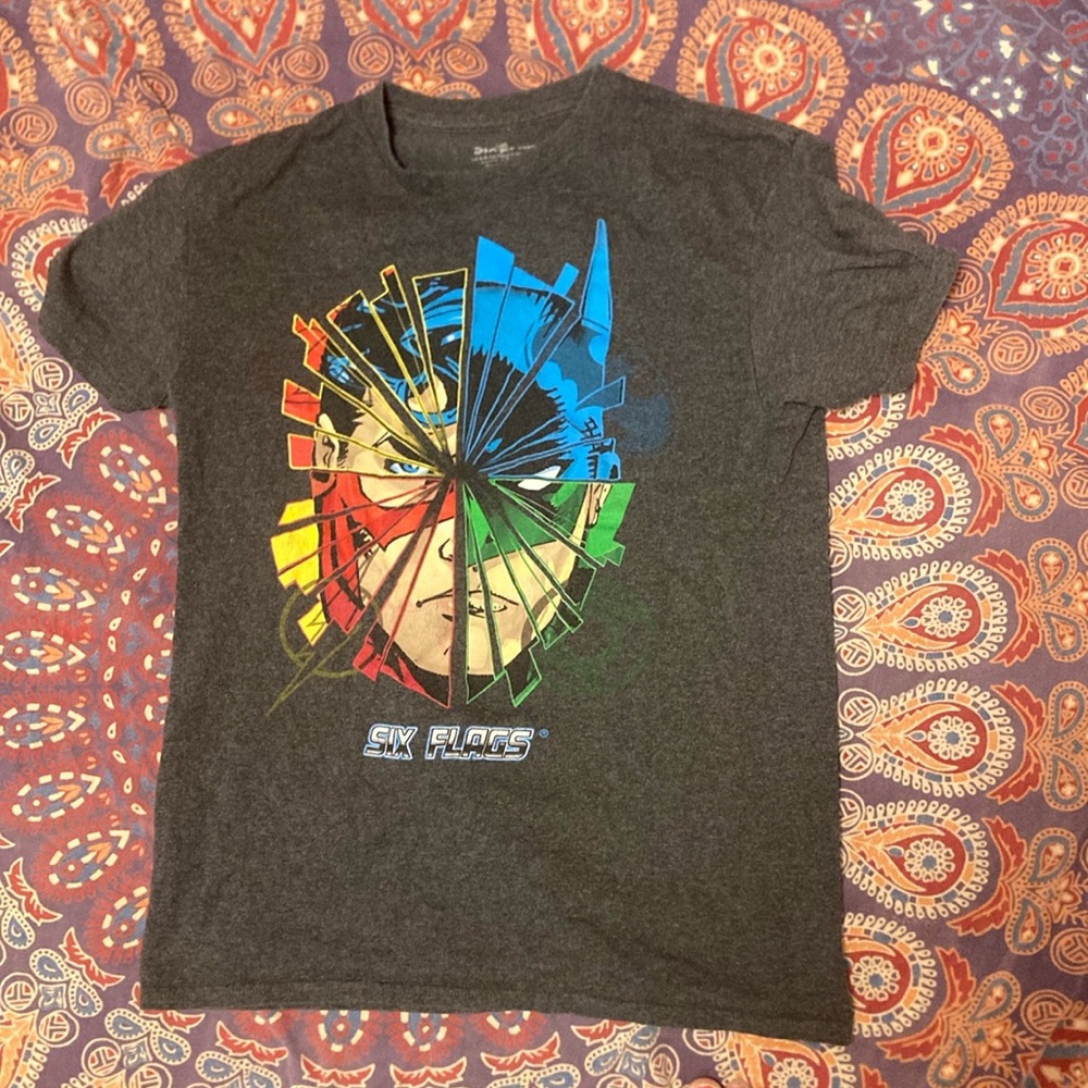 Six Flags New England Grey Shirt  🦸